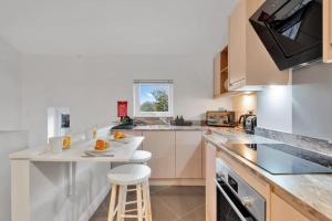 uma cozinha com armários brancos e um balcão branco em 2 Bedroom City Centre Apartment with Free Parking em Gloucester