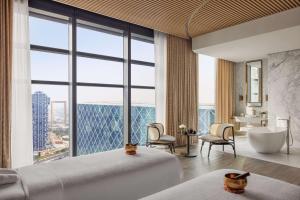- une chambre avec une baignoire et une grande fenêtre dans l'établissement One&Only One Za'abeel, à Dubaï