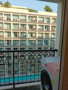 - Balcón con vistas al hotel en dusit grand park 2 pool view en Jomtien Beach