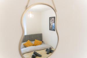 espejo reflejo de una cama en una habitación en Open Mind Property - Luxury Apartment Near Hospital & Underground Free Parking for 2 Vehicles, en Southampton