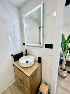 ein Badezimmer mit einem weißen Waschbecken und einem Spiegel in der Unterkunft Apartamento Calma Las Conchas in Torremolinos