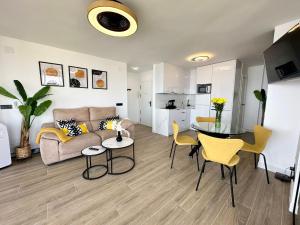 ein Wohnzimmer mit einem Sofa und einem Tisch in der Unterkunft Apartamento Calma Las Conchas in Torremolinos