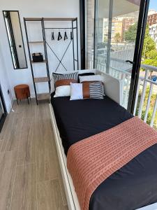 ein großes Bett in einem Zimmer mit Balkon in der Unterkunft Apartamento Calma Las Conchas in Torremolinos