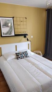 Ein Bett oder Betten in einem Zimmer der Unterkunft Greyellow Compiegne