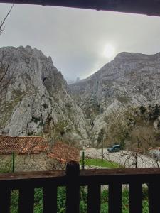 Una vista de una montaña con una iglesia. en El Portal del Abuelo en Arenas de Cabrales