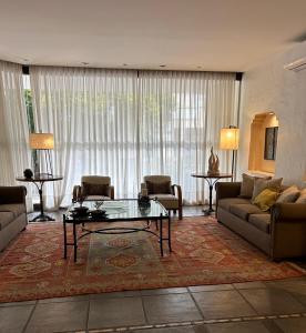 sala de estar con sofá y mesa de centro en Hotel Almería en Salta