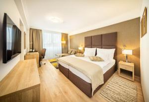 Giường trong phòng chung tại Apollo Hotel Bratislava