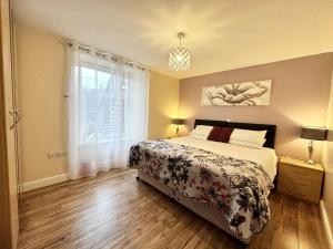 een slaapkamer met een bed en een raam bij Juno, Jubilee Apartment in Newquay