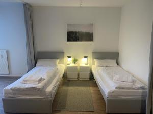 Un pat sau paturi într-o cameră la Neues modernes Studio,nahe Uni,mit Balkon und Parkpkatz auf Anfrage