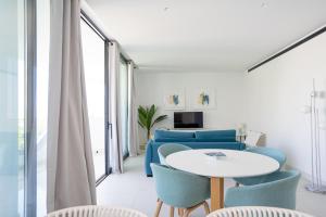 een woonkamer met een tafel en stoelen bij El Sol Higueron West Apartment in Fuengirola