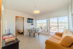 uma sala de estar com um sofá e uma mesa em Apartamento perfecto en Sitges em Sitges