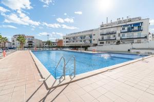 uma piscina em frente a um edifício em Apartamento perfecto en Sitges em Sitges
