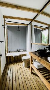 uma casa de banho com uma banheira, um WC e um lavatório. em Hotel La Palma y El Tucán em Zipacón