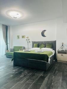 a bedroom with a green bed and a couch at Q Green and Comfy place near Palas in Iaşi