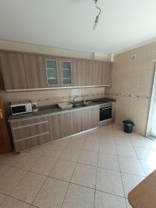 Kitchen o kitchenette sa Apartamento na Rua José Reboredo