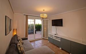Telewizja i/lub zestaw kina domowego w obiekcie Planta baja con terraza chill out - Primera línea Tres Playas - ALBERT VILLAS