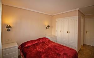 Łóżko lub łóżka w pokoju w obiekcie Planta baja con terraza chill out - Primera línea Tres Playas - ALBERT VILLAS