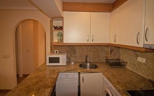Kuchnia lub aneks kuchenny w obiekcie Planta baja con terraza chill out - Primera línea Tres Playas - ALBERT VILLAS