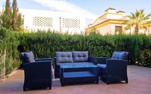Część wypoczynkowa w obiekcie Planta baja con terraza chill out - Primera línea Tres Playas - ALBERT VILLAS