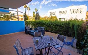 Zdjęcie z galerii obiektu Planta baja con terraza chill out - Primera línea Tres Playas - ALBERT VILLAS w mieście Alcossebre