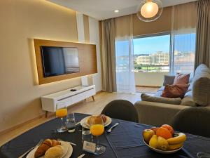 un soggiorno con tavolo e frutta di Castelos do Mar a Portimão