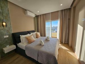 una camera da letto con un letto e una grande finestra di Castelos do Mar a Portimão Altre 17 foto