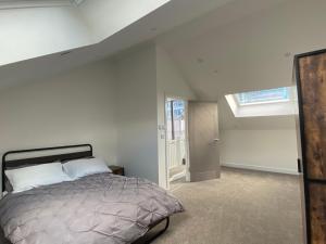 a bedroom with a bed and an attic at Beautiful Penthouse In Bristol - new in Bristol