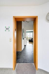 a hallway with a door leading to a living room at Studio Apart - Küche - Balkon - Netflix in Bad Säckingen