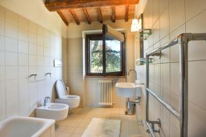 奥维多Pietra Campana Italian Villa Orvieto的带两个水槽、一个马桶和一扇窗户的浴室 更多36张照片