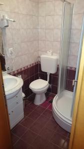 Koupelna v ubytování Guest House Lav