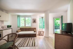 a living room with a couch and a tv at Vila Elena in Eforie Nord