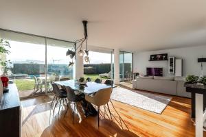 uma sala de jantar e sala de estar com mesa e cadeiras em Akivillas Sintra Star em Sintra