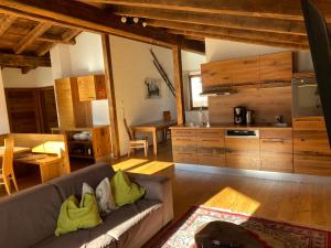a living room with a couch and a kitchen at Stadtalm Islitzer in Mittersill