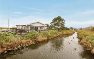 un río con patos delante de una casa en Cozy Home In Brenderup Fyn With Kitchen, en Vedelshave