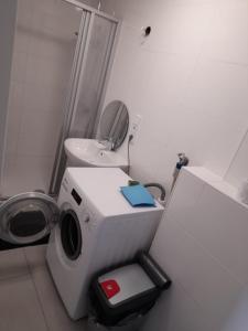 een badkamer met een wasmachine en een toilet bij Schöne Monteurunterkunft in Lohberg mit Grillplatz und Balkon in Lohberg
