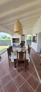 uma sala de jantar com mesa e cadeiras em san lorenzo chico salta em San Lorenzo