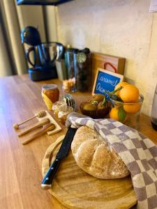 una mesa con una barra de pan y un cuchillo en Nelli's B&B en Cospicua