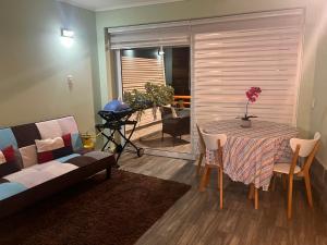 un salon avec une table et un canapé dans l'établissement Departamento en Reñaca Vista al Mar, à Viña del Mar