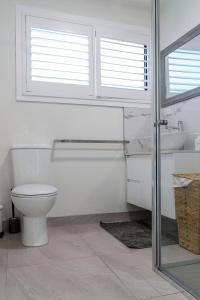 拉伊的住宿－Rye's White House，白色的浴室设有卫生间和水槽。