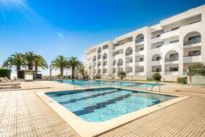 einem Pool vor einem Gebäude in der Unterkunft BeGuest Blue Atlantic View Apartment in Lagoa