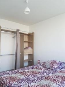 a bedroom with a bed and a book shelf at Shiny Compiègne Logement Entier in Compiègne