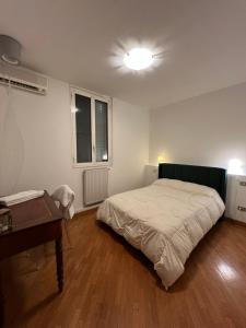 - une chambre avec un lit et un bureau dans l'établissement Daeiouz II, à Milan
