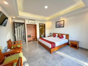 um quarto com uma cama, uma secretária e uma televisão em Trendy Life Villa em Hoi An
