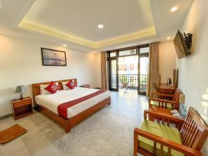 um quarto com uma cama num quarto em Trendy Life Villa em Hoi An