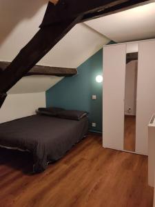 a bedroom with a bed in a attic at Studio Rémois - WIFI/Netflix in Reims