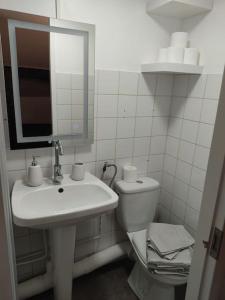 uma casa de banho branca com um lavatório e um WC em Studio Rémois - WIFI/Netflix em Reims