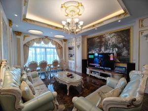 sala de estar con sofás y TV de pantalla plana. en 卡布雷莊園民宿, en Dongshan