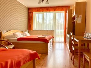 เตียงในห้องที่ Hét Vezér Apartmanhotel