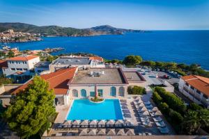 einen Luftblick auf ein Resort mit einem Pool in der Unterkunft Côté Thalasso Hôtel & Spa Marin in Banyuls-sur-Mer