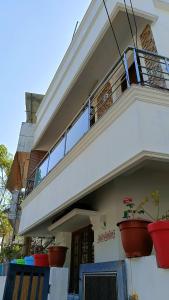 un edificio con un balcón con macetas. en Juliet's Homestay, en Kochi